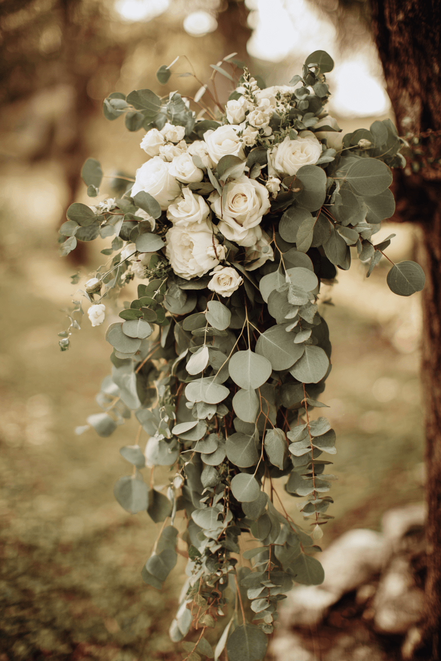 27 Beautiful Cascading Wedding Bouquets for Your Dream Wedding